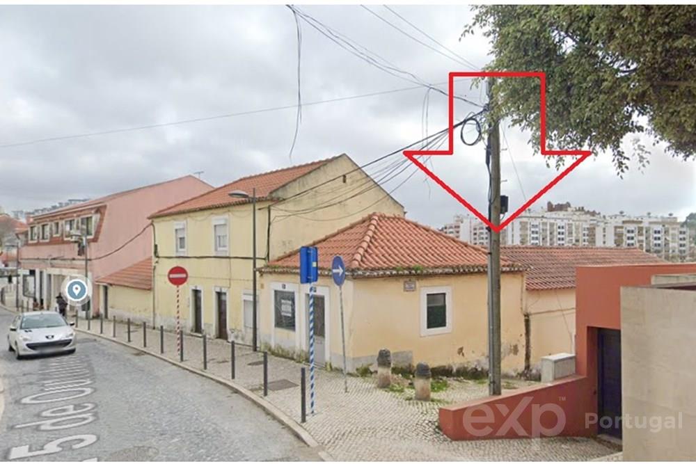 Buildings in the centre of Carnaxide - Investment - New price!