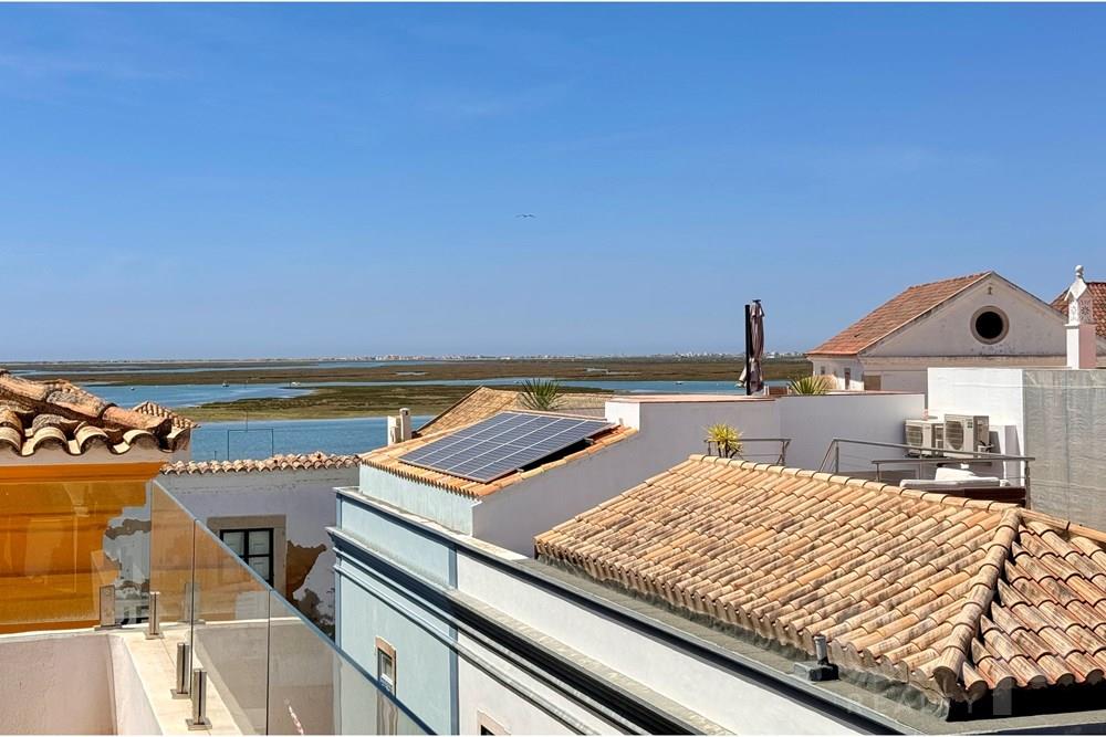 Within the walls of the Old Town of Faro, near the old Cathedral! Five bedroom, newly renovated property with roof top swimming pool and abundance of charm. Can be used as a whole, or two T2s and a shop, or two T2s and a studio.