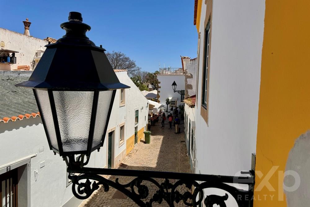 Within the walls of the Old Town of Faro, near the old Cathedral! Five bedroom, newly renovated property with roof top swimming pool and abundance of charm. Can be used as a whole, or two T2s and a shop, or two T2s and a studio.