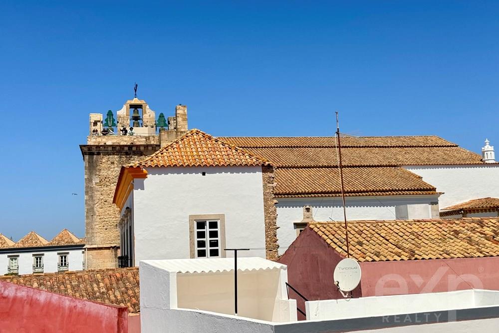 Within the walls of the Old Town of Faro, near the old Cathedral! Five bedroom, newly renovated property with roof top swimming pool and abundance of charm. Can be used as a whole, or two T2s and a shop, or two T2s and a studio.