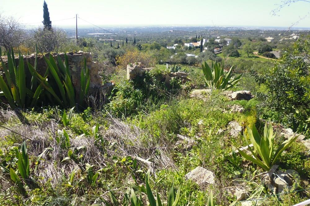 Land of 5622,40m2 with registered construction  and stunning views over the sea and surrounding hills. Situated between Moncarapacho and Estoi.