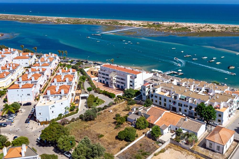 House in Cabanas de Tavira, sitting in an urbanizable land with 1.693 sqm with construction potential.