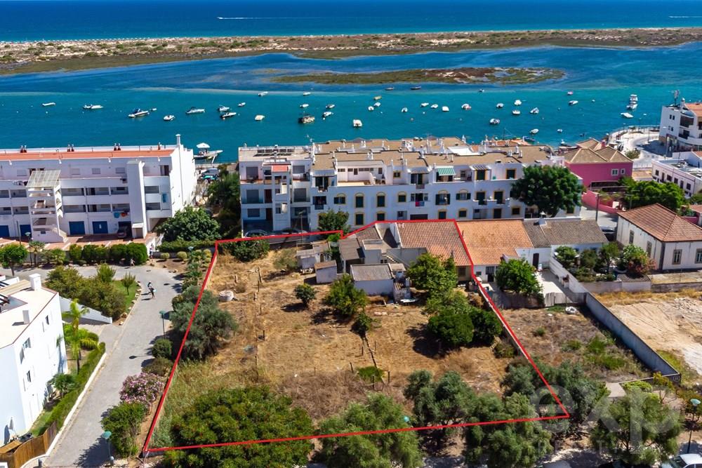 House in Cabanas de Tavira, sitting in an urbanizable land with 1.693 sqm with construction potential.