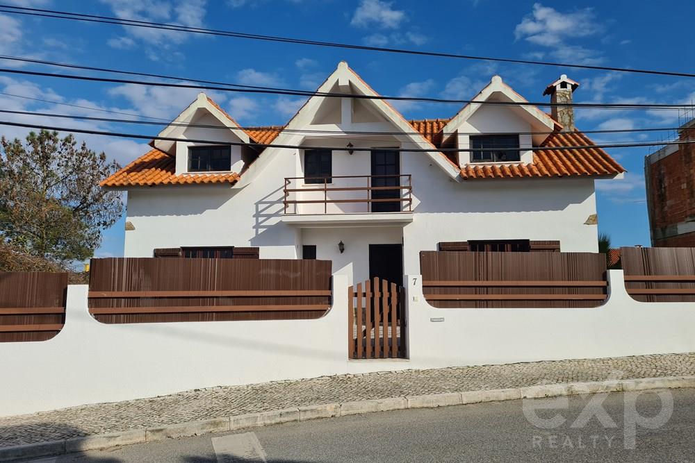 House T3 + 1 - Land 345m2 - 6 minutes from the beaches