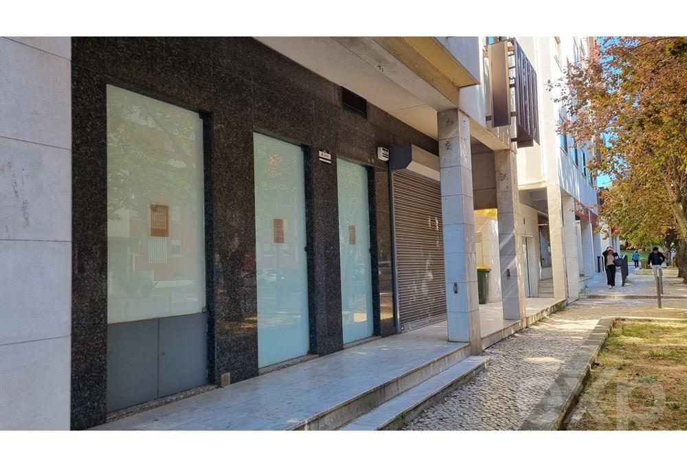 Special location commercial and service rental store in Telheiras, Lisbon, 290m2