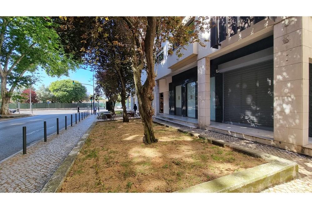 Special location commercial and service rental store in Telheiras, Lisbon, 290m2