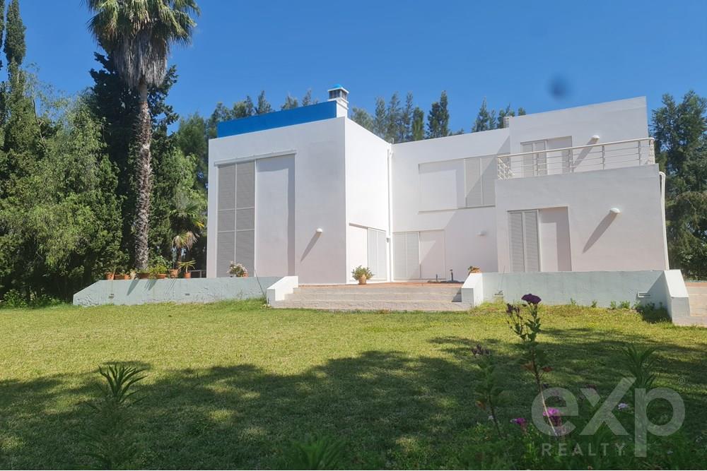 Grande quinta com vista mar e duas casas junto à Praia da Fábrica