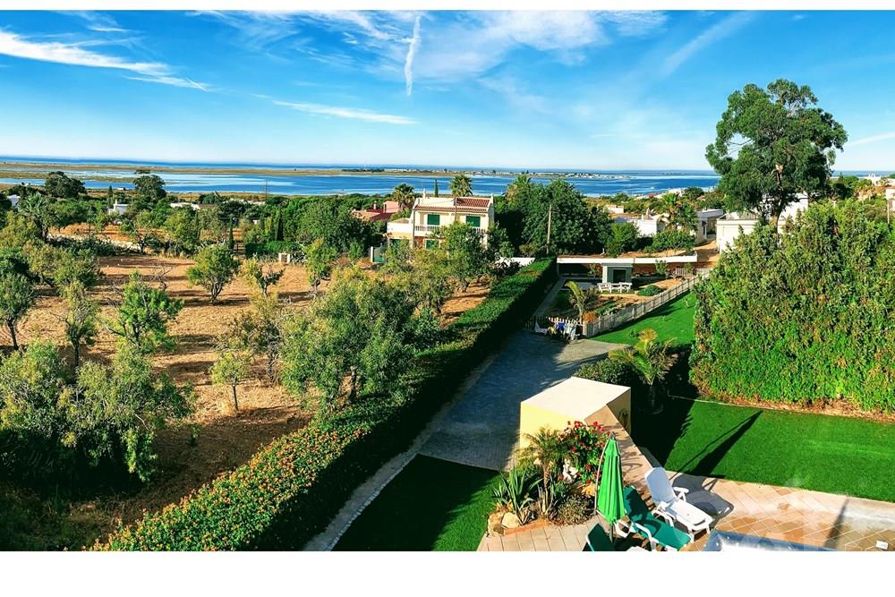 Vende-se magnifica moradia junto à Ria Formosa