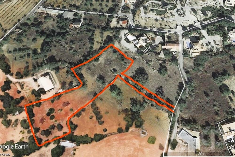 Terreno de 5.540m² com Vista para a Serra e Mar em Loulé, Algarve