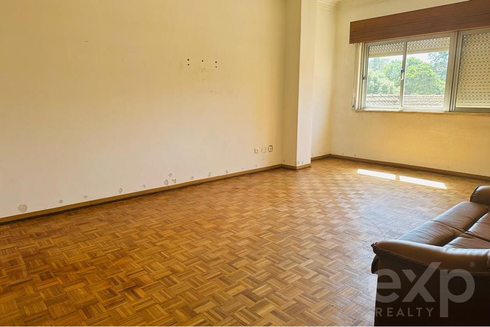 Apartamento T2 em Massamá em remodelação