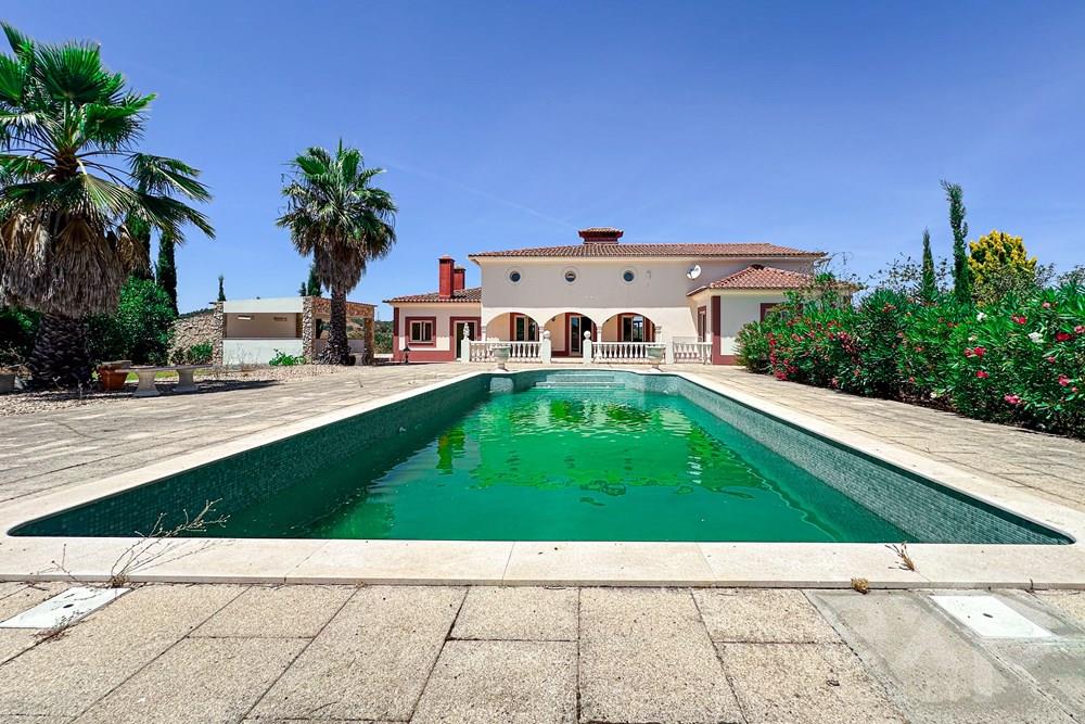 Stunning private 4 bedroom villa with pool and 5.1 hectares.