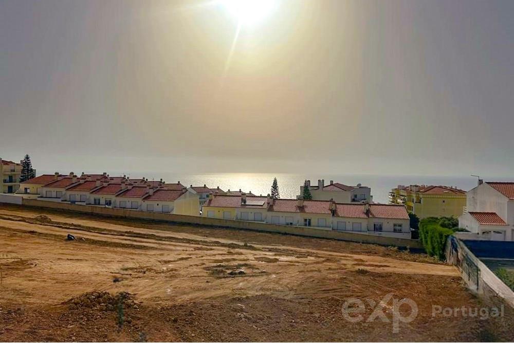 Apartamento T2 - com terraço junto ao centro da vila da Ericeira e com fácil acesso a pé à praia.