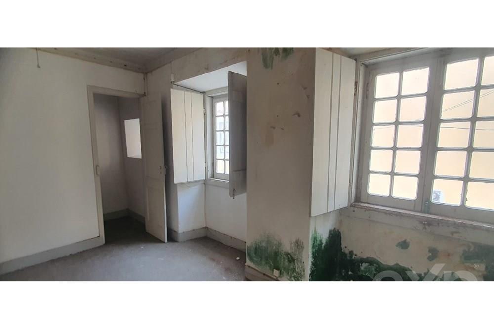 Propriedade com dois apartamentos, espaço comercial, armazem e jardim - centro de Peniche