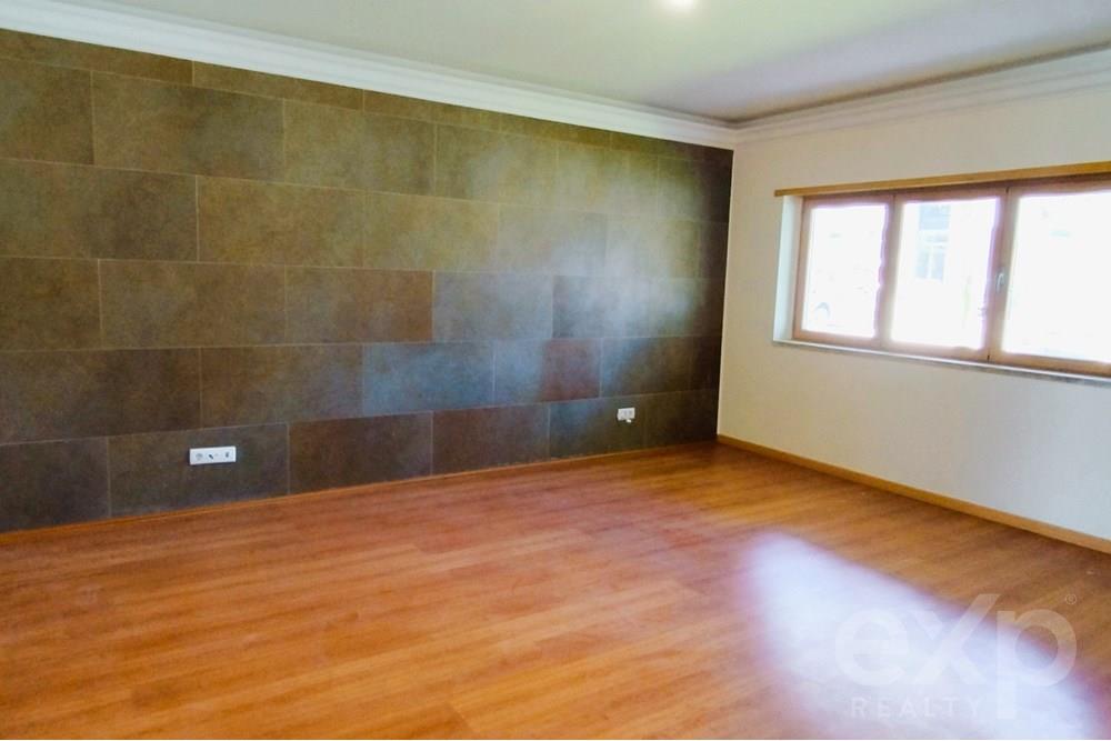 Apartamento T3, com terraço, em Mafra