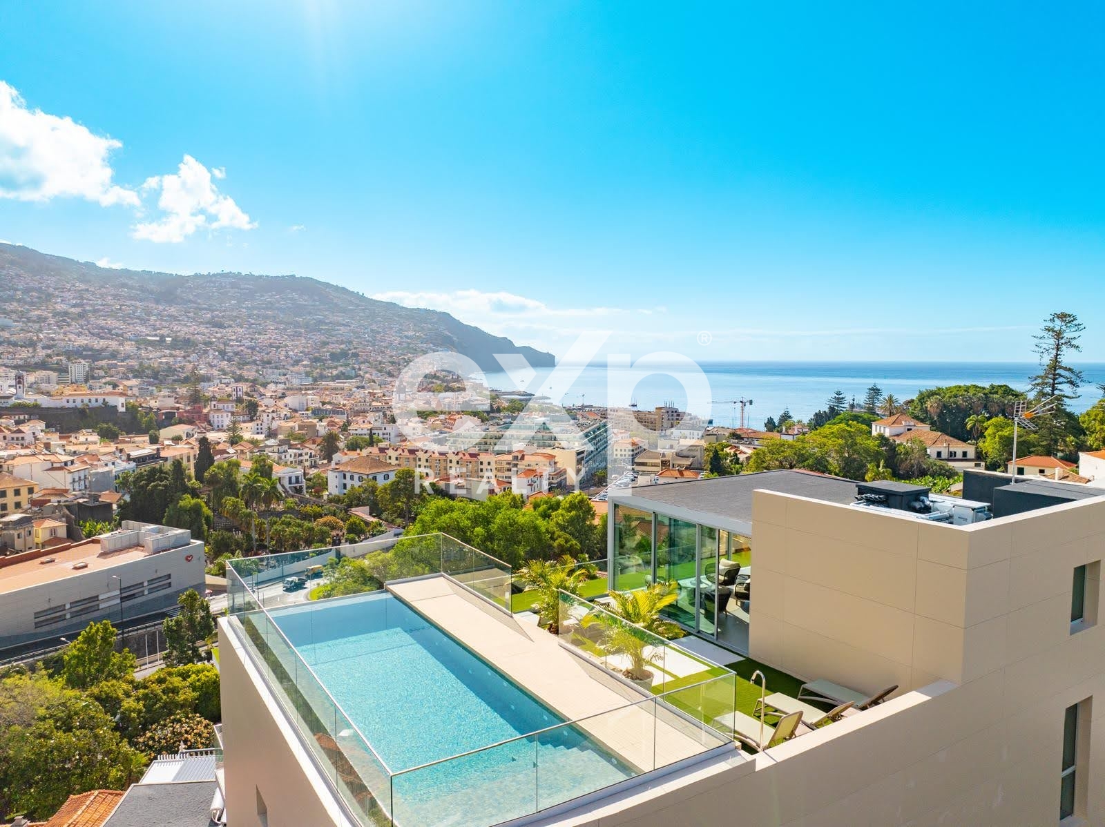 Luxury 3-bedroom apartment with views over the bay and the city of Funchal