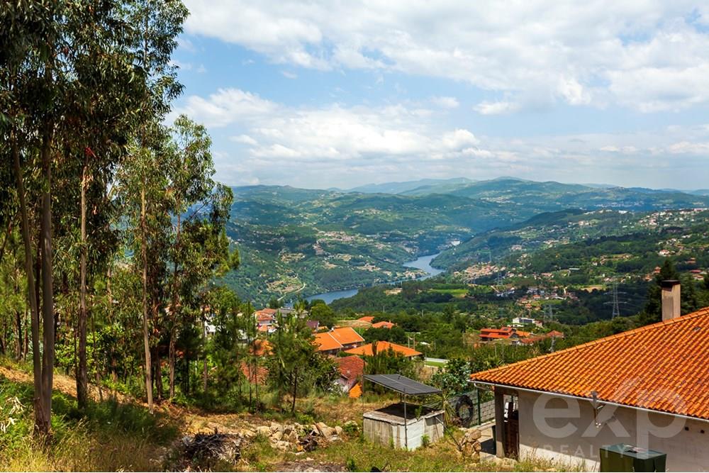 TERRENO / MORADIA / TURISMO | MARAVILHOSAS VISTAS SOBRE O RIO DOURO