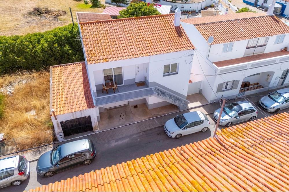 Moradia Renovada com Apartamento Independente e Excelente Localização em Luz de Tavira