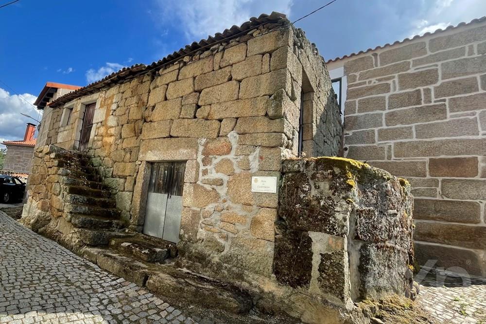 HOUSE IN RUINS