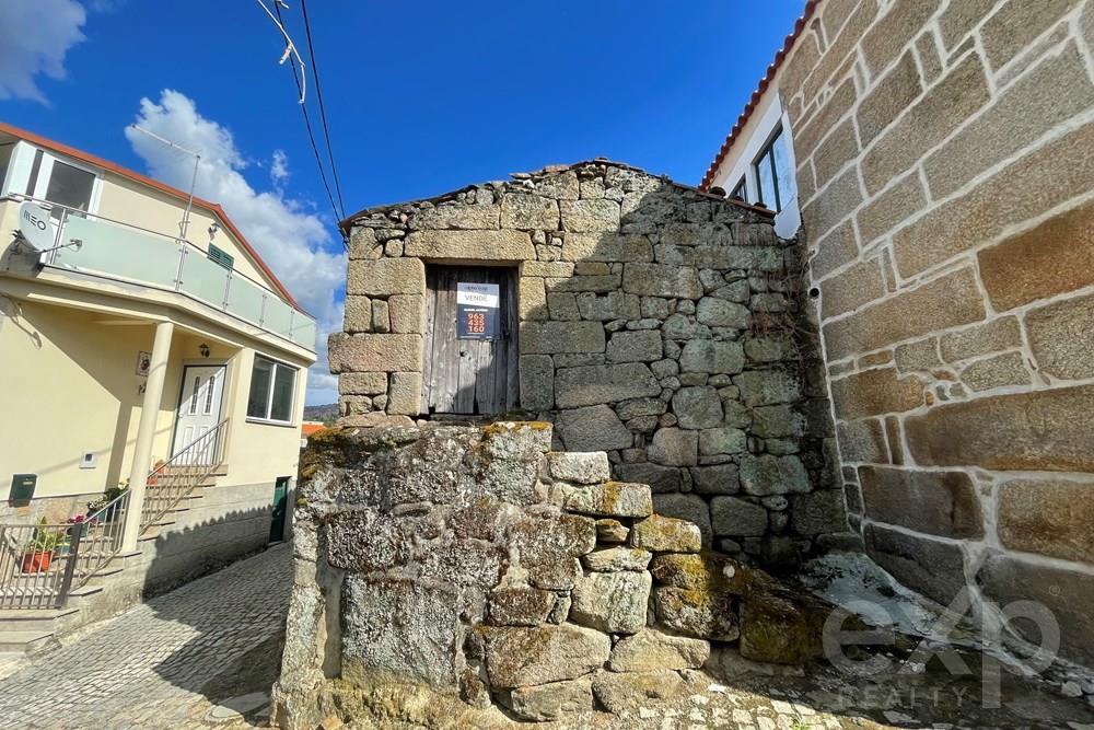 HOUSE IN RUINS