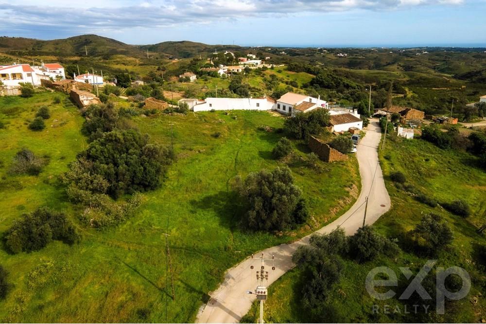 Terreno com Projecto Aprovado de Moradia  T4 com Piscina