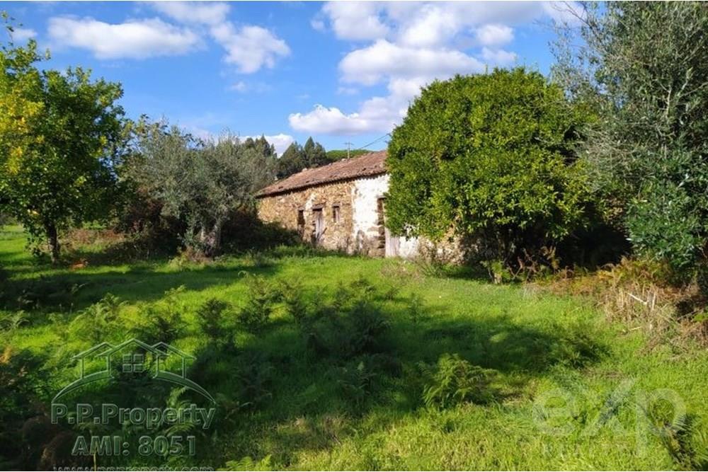 Stone house to recover near the Zêzere river in central Portugal