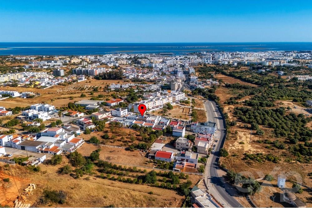 3 bedroom townhouse with patio, garage and huge terrace in Olhão