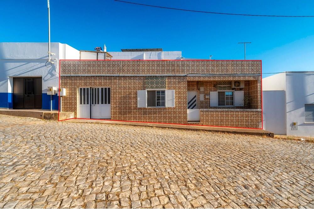 3 bedroom townhouse with patio, garage and huge terrace in Olhão