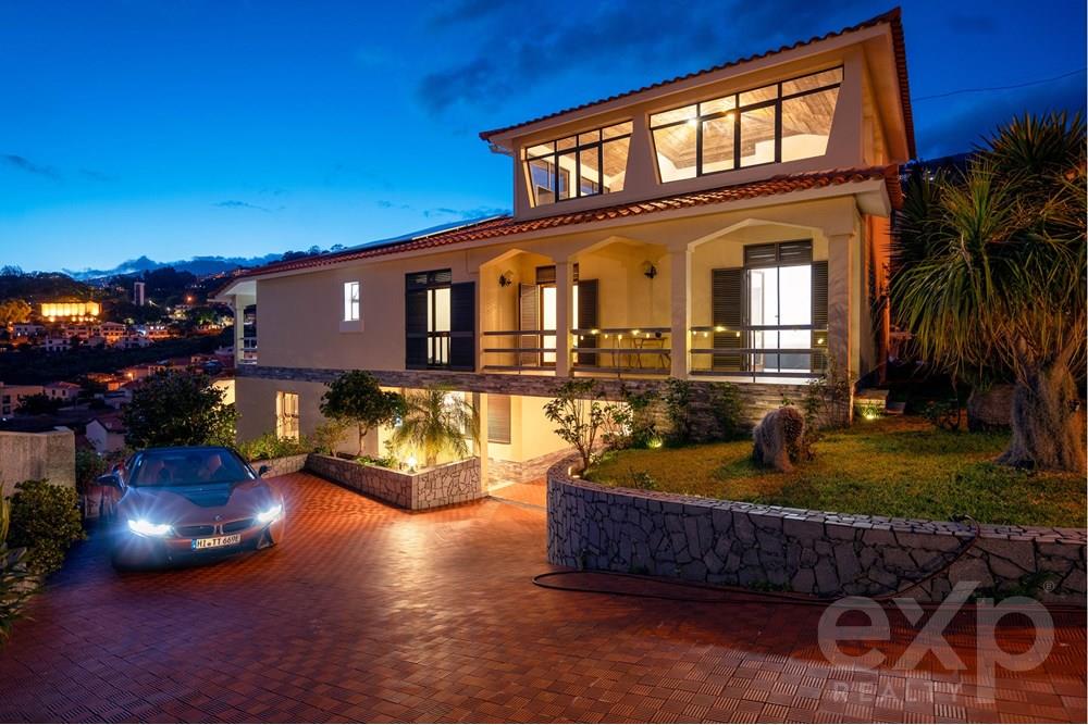 Luxurious Quinta T8 in Funchal: A Unique Gem in the Heart of Madeira