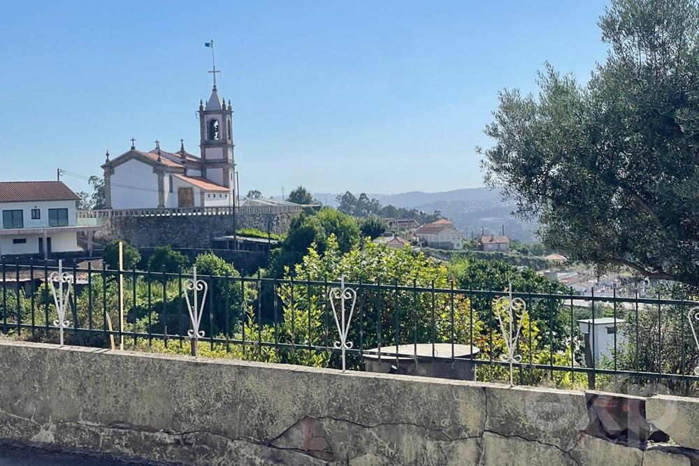 Plot of building land for sale in a central area in the parish of Torno in Lousada, next to the chapel of Sra. da Aparecida