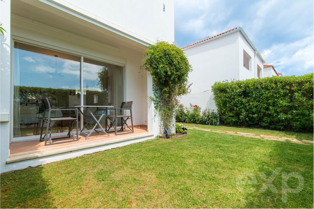 Quiet urbanization in Tavira. Three bedrooms, two bathrooms town house with a patio and fantastic seaviews.