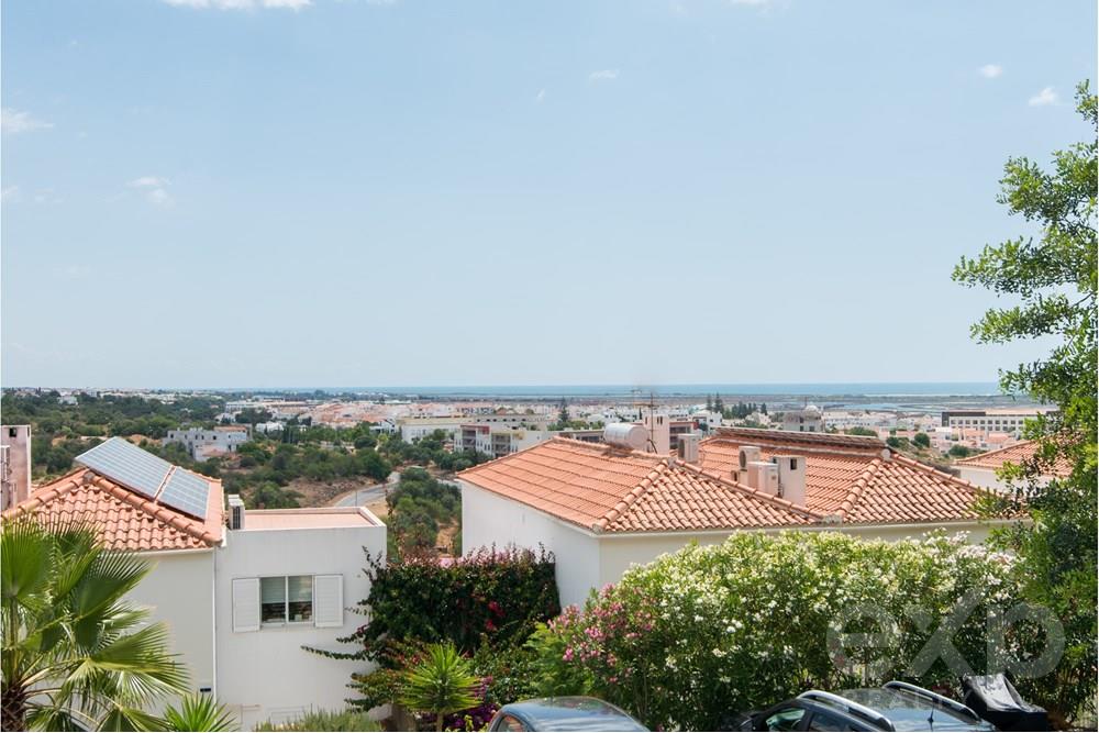 Quiet urbanization in Tavira. Three bedrooms, two bathrooms town house with a patio and fantastic seaviews.