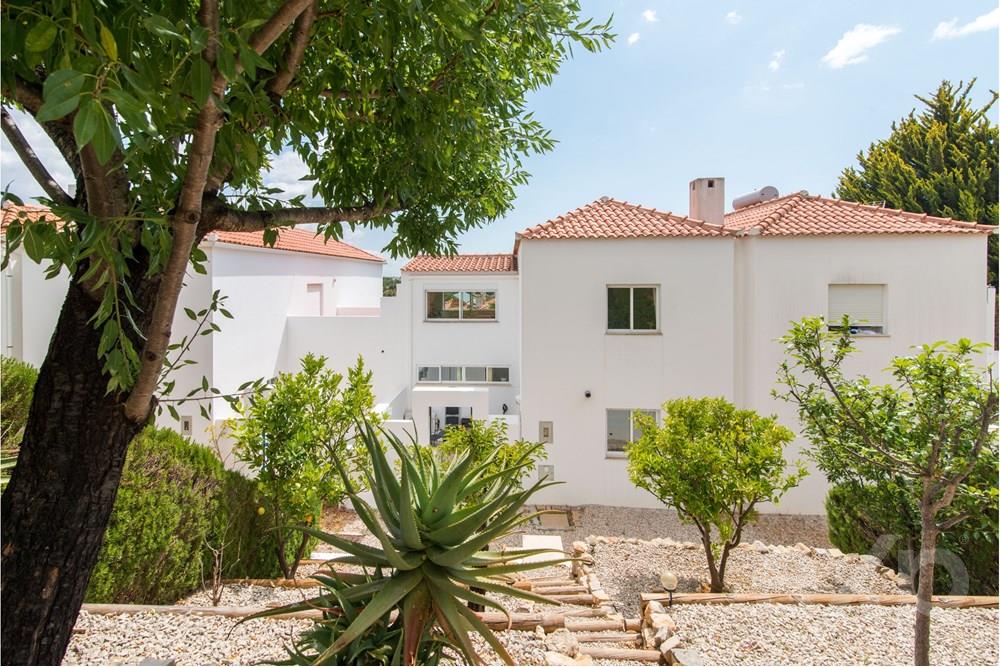 Quiet urbanization in Tavira. Three bedrooms, two bathrooms town house with a patio and fantastic seaviews.