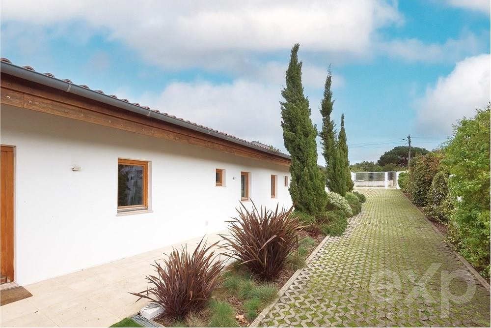 Moradia isolada, Piscina e Jardim, próximo da Praia da Aldeia do Meco, Sesimbra