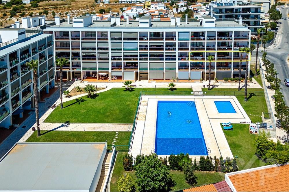 Four-bedroom flat with a huge balcony, swimming pool, car park and gym in an exclusive condominium in Olhão.