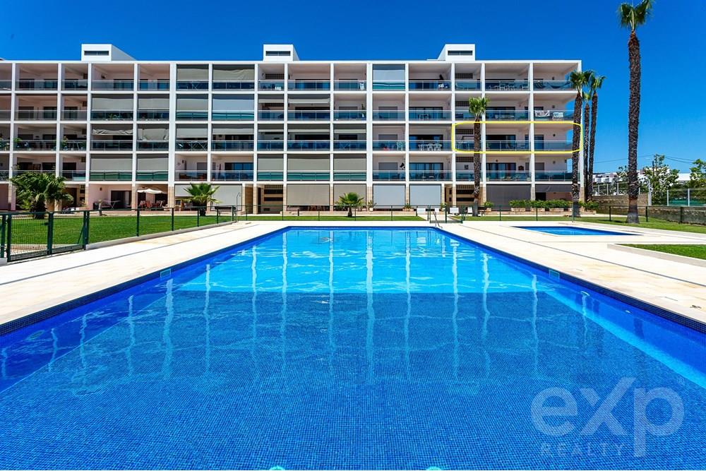 Apartamento T4 com uma enorme varanda, piscina, estacionamento e ginásio num condomínio exclusivo em Olhão.