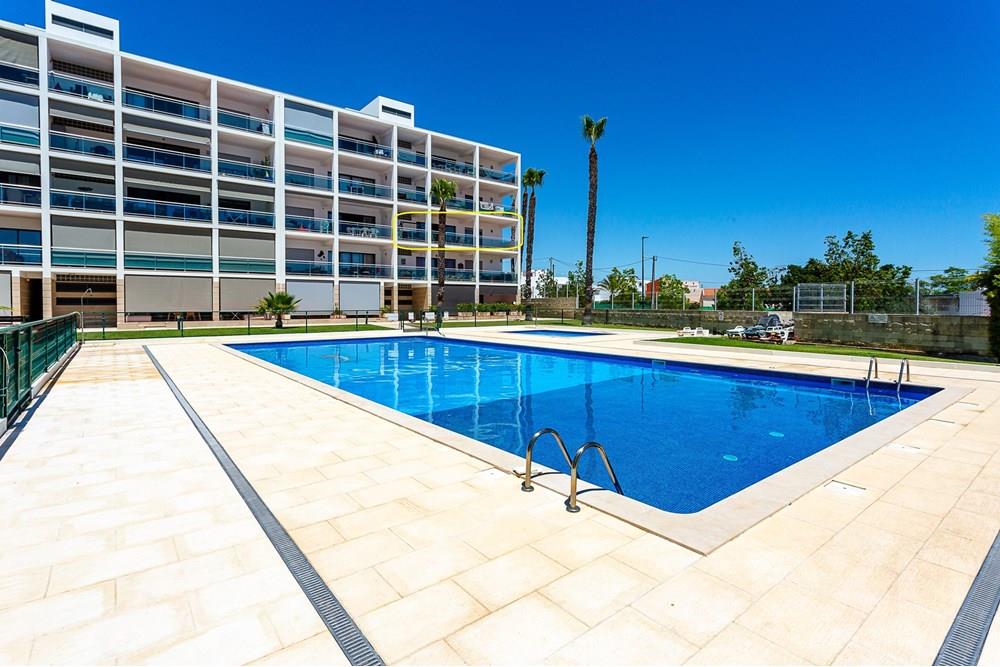 Four-bedroom flat with a huge balcony, swimming pool, car park and gym in an exclusive condominium in Olhão.