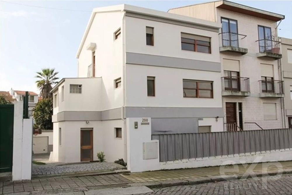 6-Bedroom House in Aldoar, Near Porto City Park