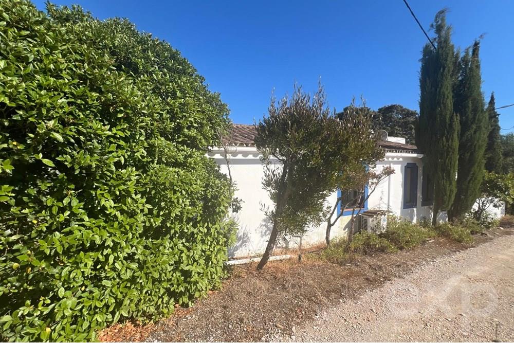 Three bedrooms, two bathrooms, charming algarvian style property with a swimming pool, sitting on a large plot  close to Santa Catarina, Tavira. Quiet neighbourhood, stunning surroundings.