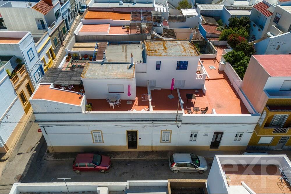 Fantástica moradia com 6 quartos e enormes terraços no centro da Fuzeta