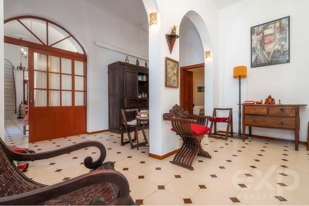 Fantastic 6-bedroom villa with huge terraces in the centre of Fuzeta