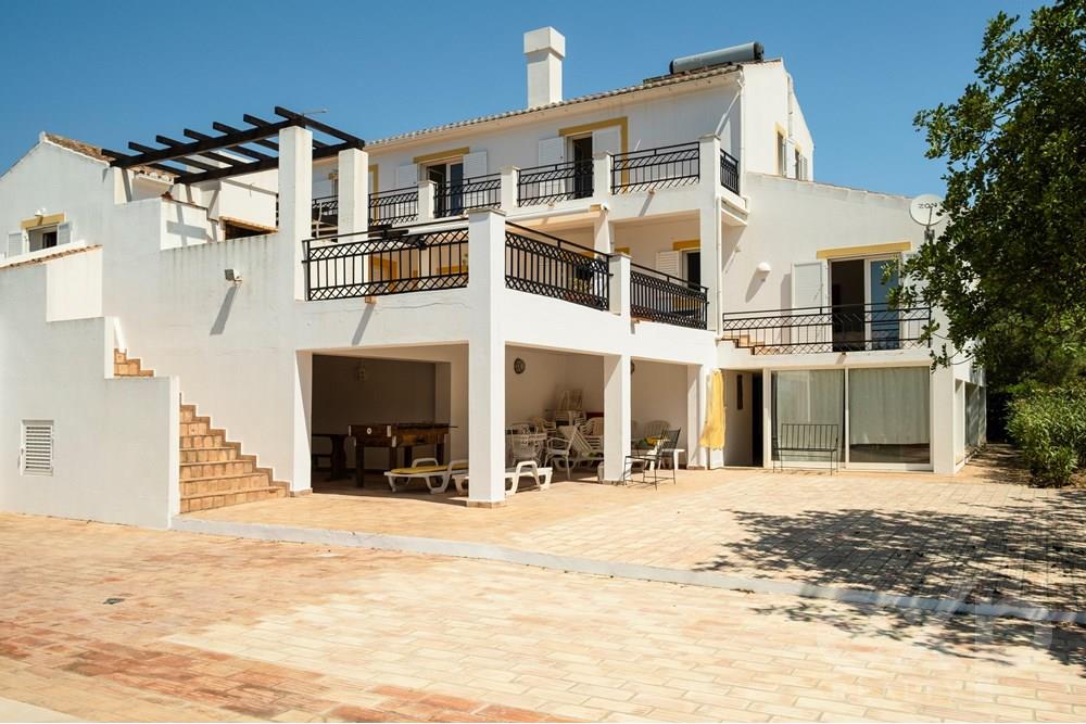 Vende-se Moradia 4+1 com Vista Panorâmica e Terreno Amplo em Estoi, Algarve