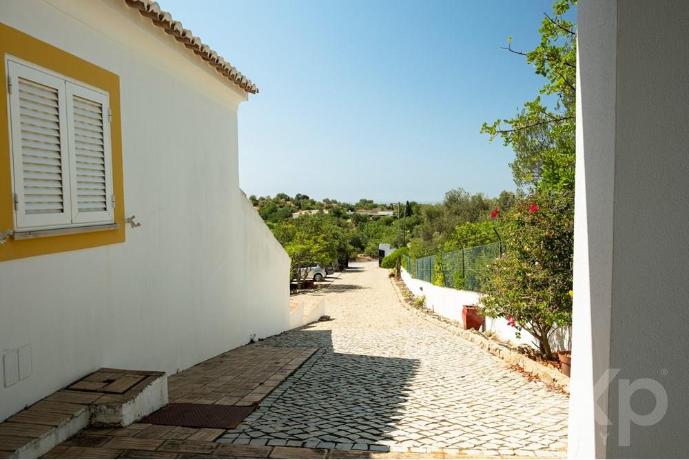 Vende-se Moradia 4+1 com Vista Panorâmica e Terreno Amplo em Estoi, Algarve