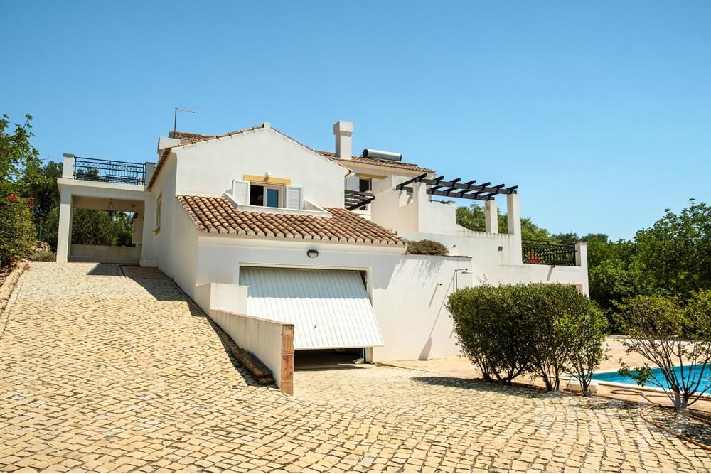 Vende-se Moradia 4+1 com Vista Panorâmica e Terreno Amplo em Estoi, Algarve