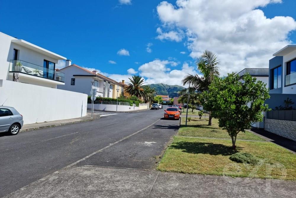 5 bedroom house in Ribeira Grande with side entrance and garage