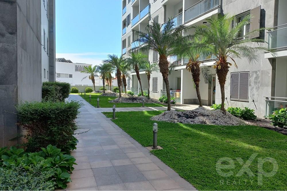 ✭ Apartment in a quality condominium in the center of Funchal, just 1,200 meters from the sea, marina, restaurants, supermarkets and all services.