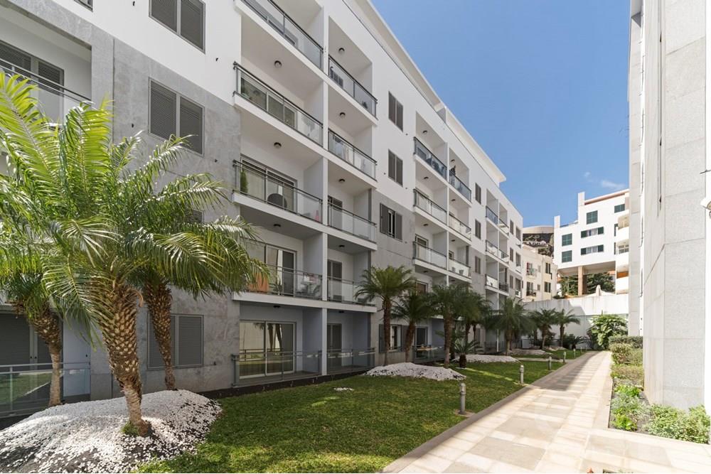 ✭ Apartamento em condomínio de qualidade no centro do Funchal, a apenas 1.200 metros do mar, marina, restaurantes, supermercados e todos os serviços.