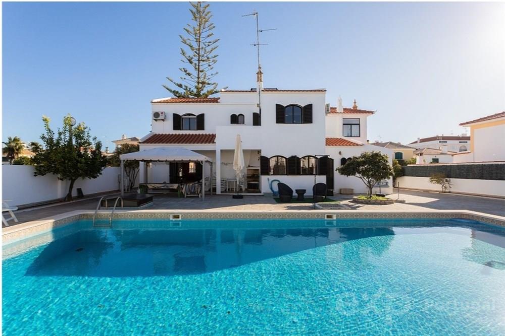 Independent 5-bedroom house with large pool in Altura, Tavira, Portugal,