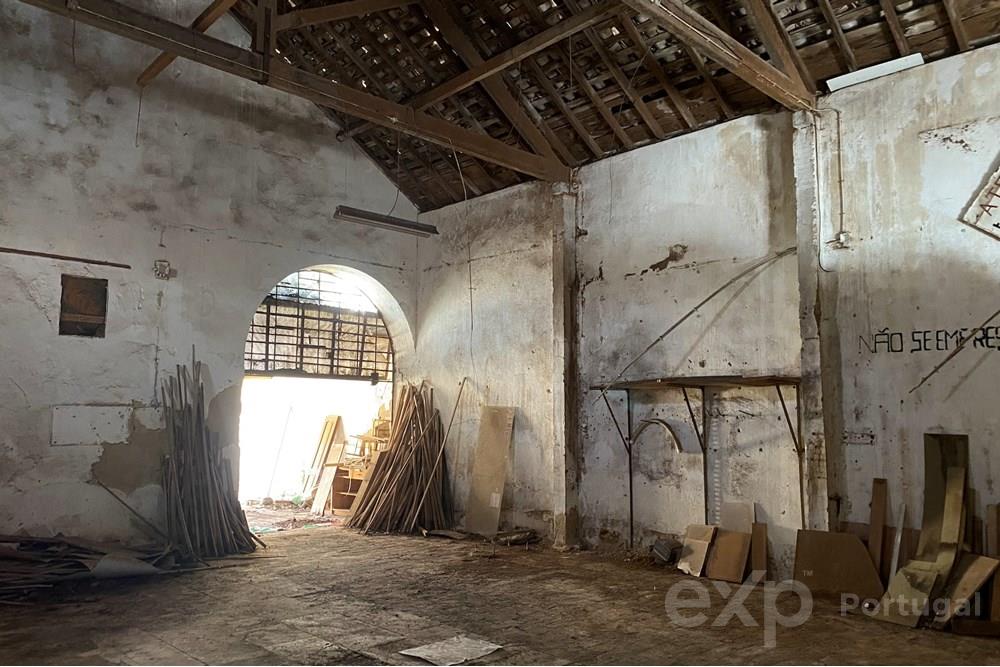 ARMAZEM em BAIXA de OLHAO