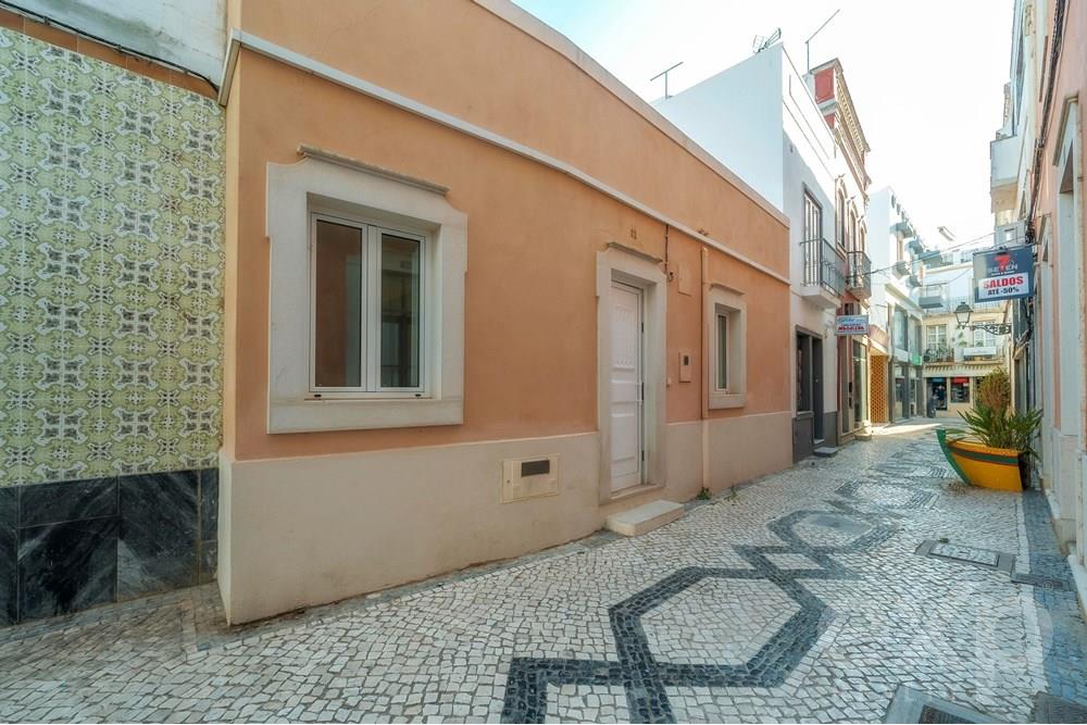 Fully renovated 2-bedroom house with huge terrace in the historic centre of Olhão.