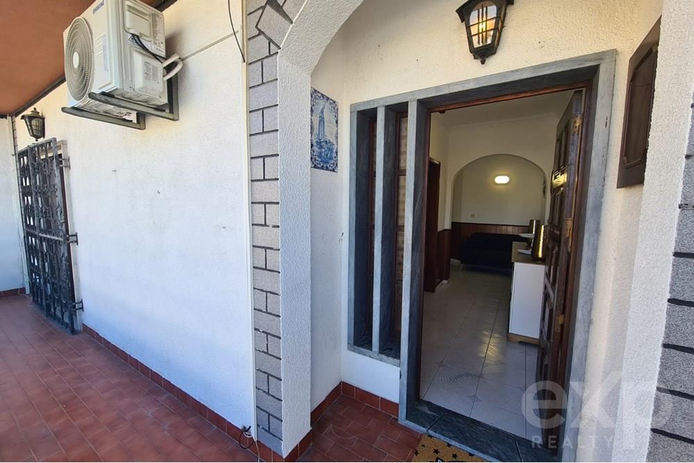 Spacious 4-Bedroom House with a View of the City and the Tagus River